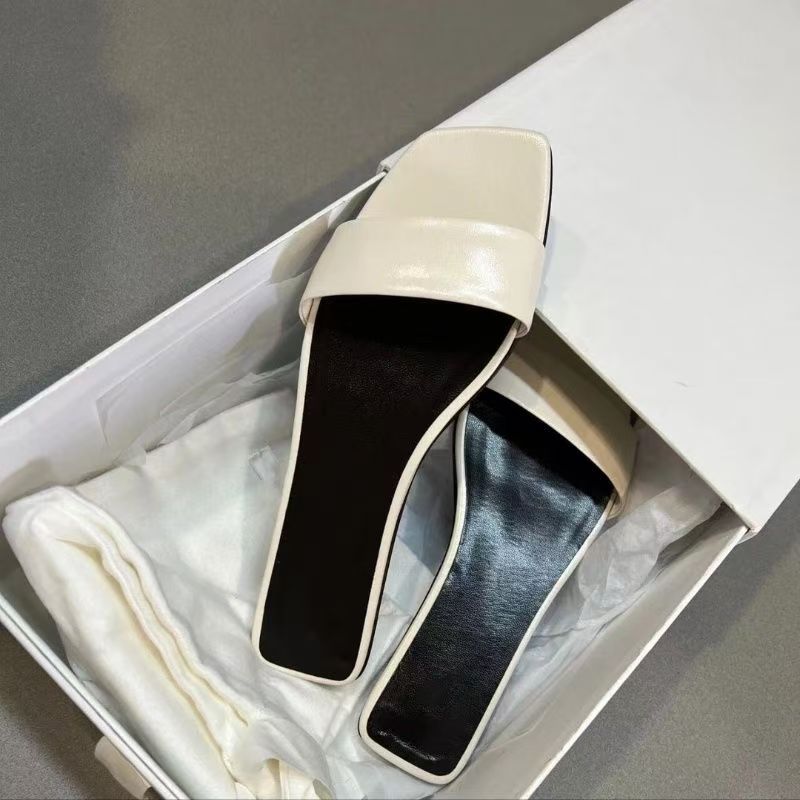 Street Fashion Look - Wanita musim panas 2026 mengenakan sandal
